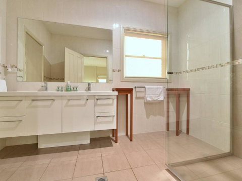 King I - You Can Honestly Walk To Bimbadgen And Hope Estate Concerts - Accommodation Directory 3