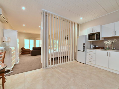 King I - You Can Honestly Walk To Bimbadgen And Hope Estate Concerts - Accommodation Directory 0