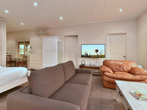 King I - You Can Honestly Walk To Bimbadgen And Hope Estate Concerts - Accommodation Directory 2