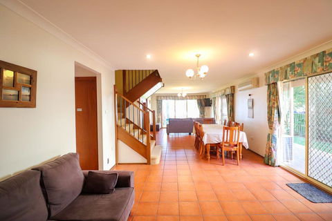 Kingfisher LakeHouse - Accommodation Directory 3