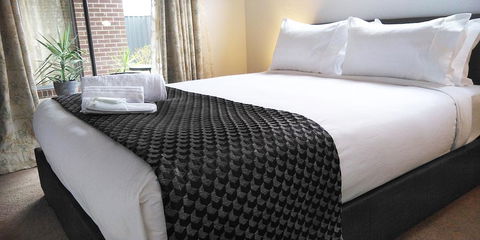Lakeside Retreat & Business - Accommodation Directory 3