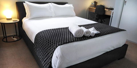 Lakeside Retreat & Business - Accommodation Directory 0