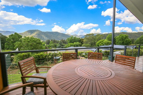 Leader Views - Accommodation Directory 0