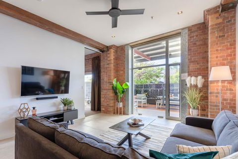 Luxury 3 Brm 2 Bath Woolstore Apt With Courtyard - Accommodation Directory 1