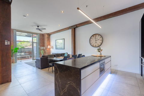 Luxury 3 Brm 2 Bath Woolstore Apt With Courtyard - Accommodation Directory 0
