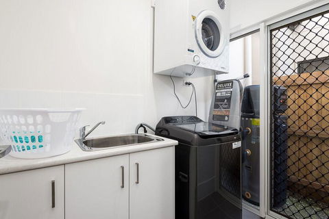 Luxury Home Close To Sleemans, QE2 Hospital & Griffith Uni - Accommodation Directory 1