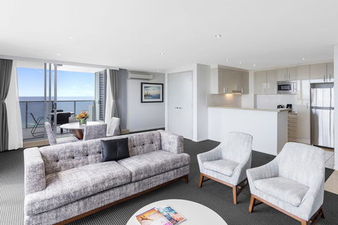 Meriton Suites Broadbeach - Accommodation Directory 3