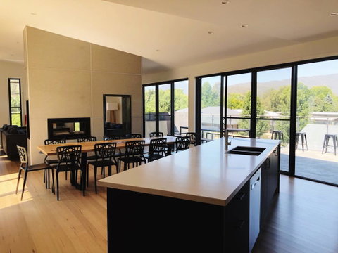 Mountain Mist Retreat - 4 Bedrooms - Accommodation Directory 0