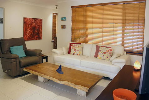 Suffolk House - Accommodation Directory 5