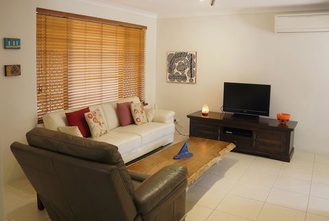 Suffolk House - Accommodation Directory 6