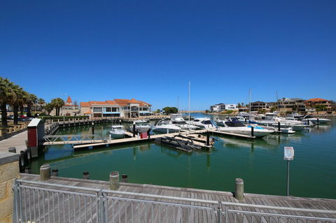 Studio Style Mindarie Marina - Accommodation Directory 10