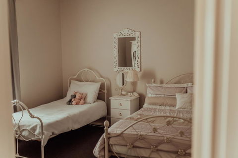Bluebird Cottage - Accommodation Directory 2