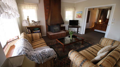 Daisy Cottage - Accommodation Directory 24