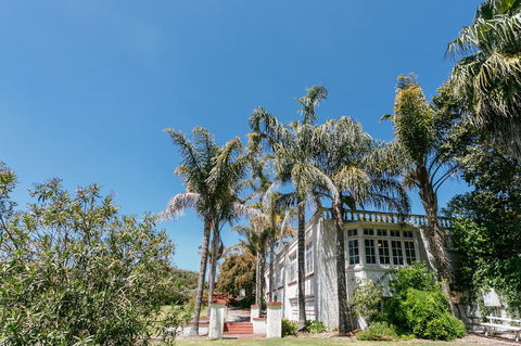 Elliot House - Accommodation Directory 7