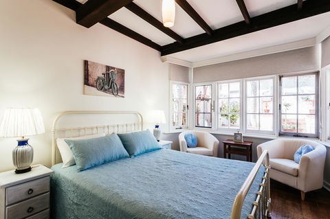 Elliot House - Accommodation Directory 8