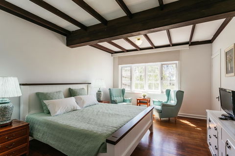 Elliot House - Accommodation Directory 11