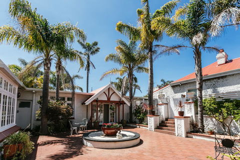 Elliot House - Accommodation Directory 6