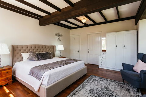 Elliot House - Accommodation Directory 12