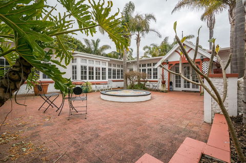 Elliot House - Accommodation Directory 15