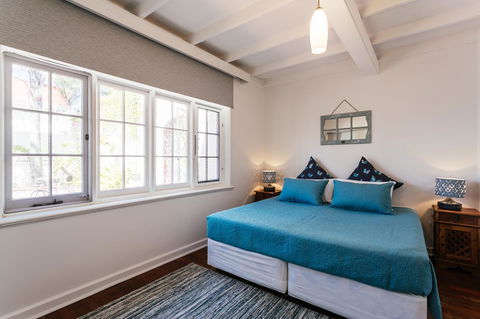 Elliot House - Accommodation Directory 9