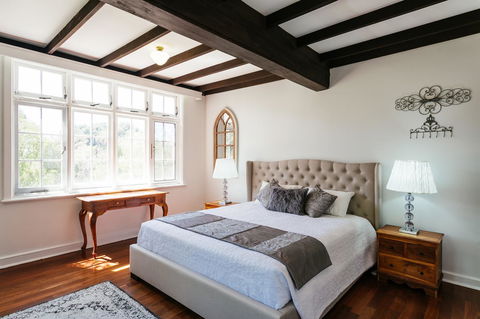 Elliot House - Accommodation Directory 1