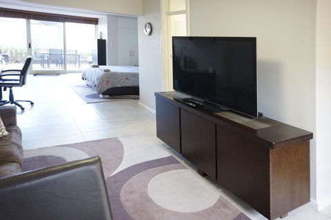 Studio 4 - Ground Floor Fremantle Apartment - Accommodation Directory 7