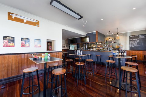 Customs House Hotel - Accommodation Directory 25