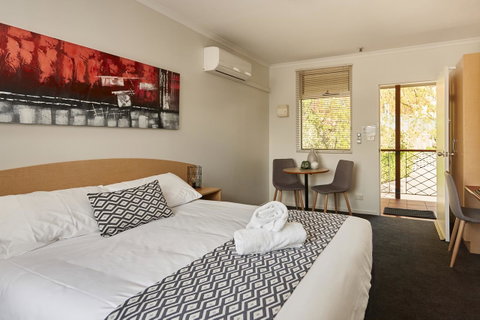 Elphin Serviced Apartments - Accommodation Directory 22