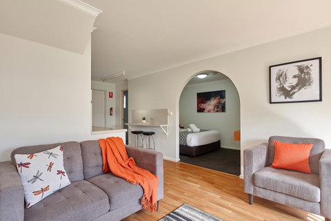 Elphin Serviced Apartments - Accommodation Directory 11