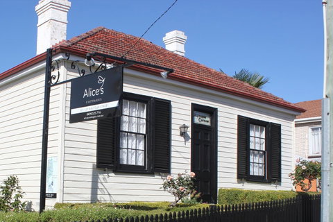 Alice\'s Cottages - Accommodation Directory 0