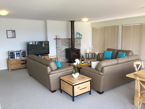 Swansea Beach House Oceanfront - Accommodation Directory 16