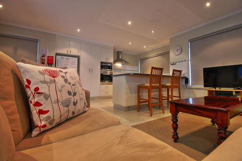 Hobart Villa - Accommodation Directory 3