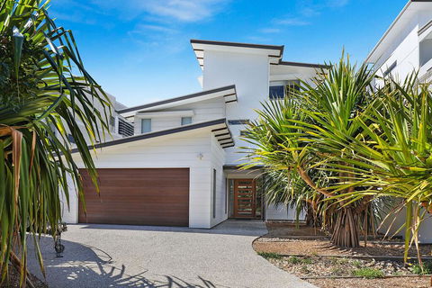 NORTHSHOR- ULTIMATE BEACH HOUSE - Accommodation Directory 1