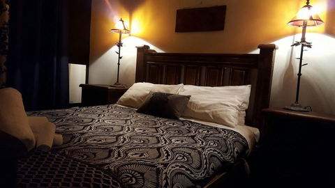 Oak & Barrel / 7 Twynam Street - Accommodation Directory 1