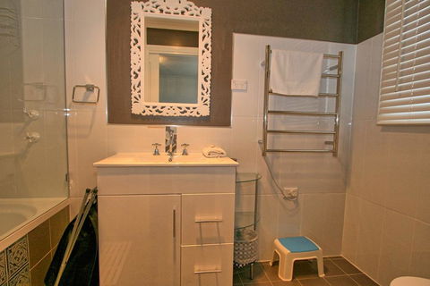 Oak & Barrel / 7 Twynam Street - Accommodation Directory 3