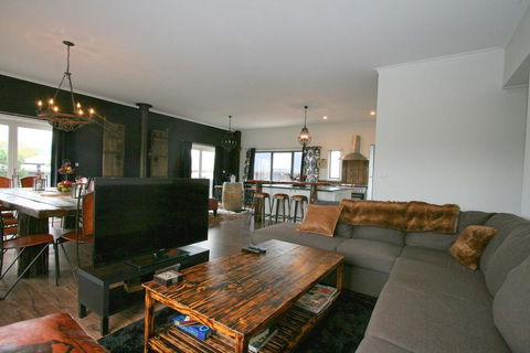 Oak & Barrel / 7 Twynam Street - Accommodation Directory 0
