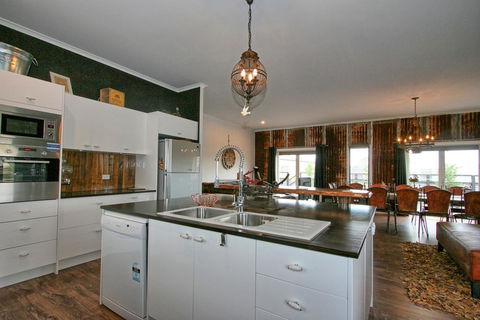 Oak & Barrel / 7 Twynam Street - Accommodation Directory 2