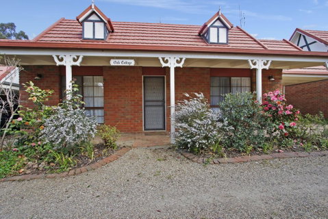Oak Cottage - Tudor Village Unit 5 - Accommodation Directory 0
