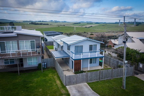 Ocean Chill 10 Minutes Drive To Phillip Island, Pet Friendly Family Home Sleeps 8 - Accommodation Directory 3