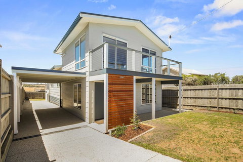 Ocean Chill 10 Minutes Drive To Phillip Island, Pet Friendly Family Home Sleeps 8 - Accommodation Directory 0