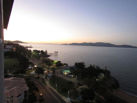 Ocean View Studios 75 The Strand, Free Fast Wifi/Foxtel - Accommodation Directory 1