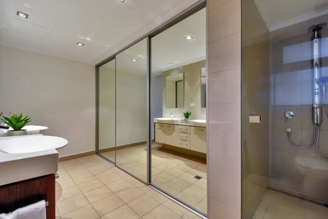 Oceana Darwin Central Oceanfront 3 Bedroom 2 Lounge Room Pool Gym Tennis Court Sleeps 9 - Accommodation Directory 3