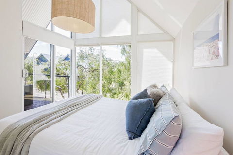 ON THE BEACH - Villa Over The Road From The Beach - Accommodation Directory 0