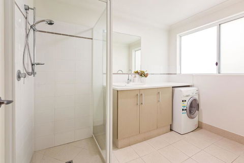 ON THE BEACH - Villa Over The Road From The Beach - Accommodation Directory 3