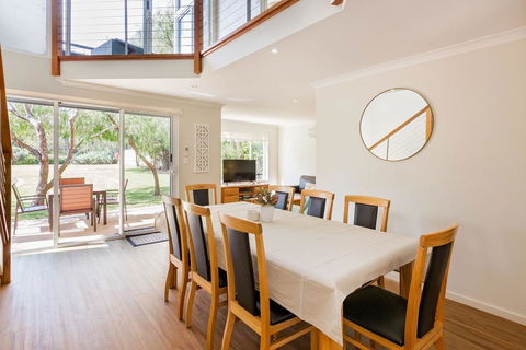 ON THE BEACH - Villa Over The Road From The Beach - Accommodation Directory 1