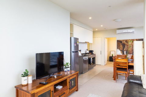 ON TOP OF THE WORLD - BEST VIEWS IN MELBOURNE !! - Accommodation Directory 3