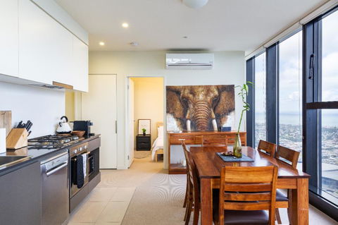 ON TOP OF THE WORLD - BEST VIEWS IN MELBOURNE !! - Accommodation Directory 0