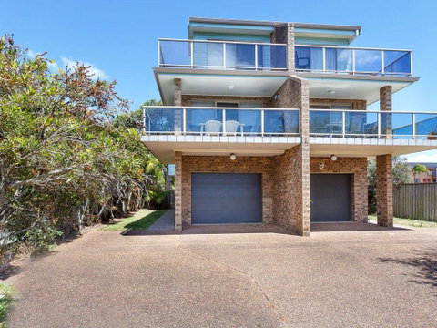 One Street From Main Beach - Accommodation Directory 0