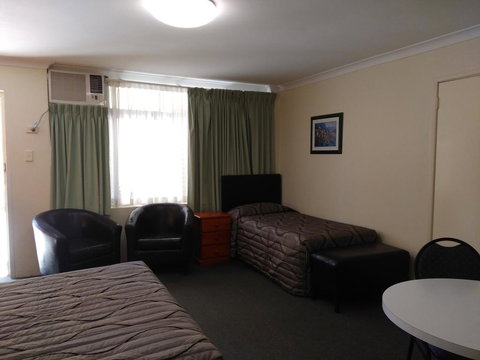 Paramount Motel - Accommodation Directory 1