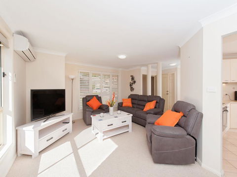 Pawprints, 123 Bagnalls Beach Road - Accommodation Directory 1